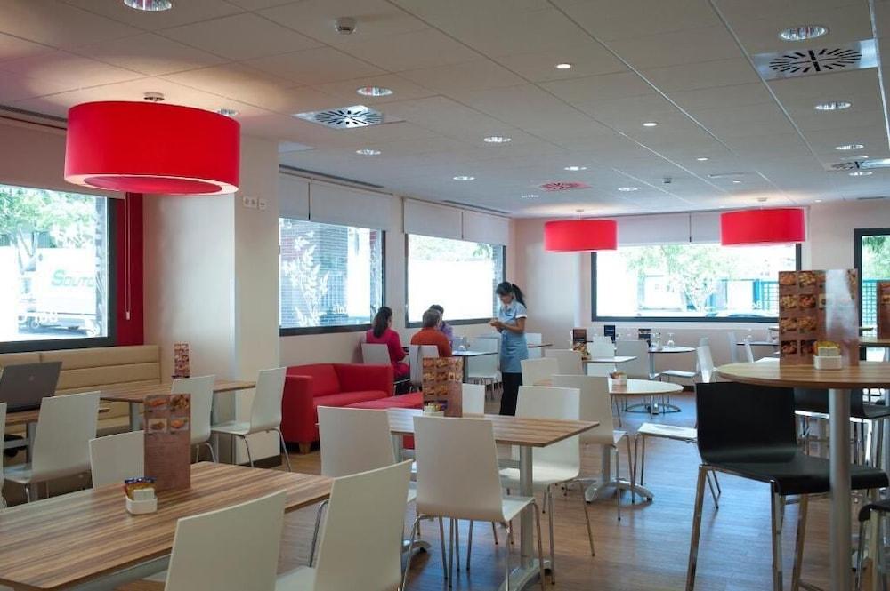 Travelodge Madrid Metropolitano Екстериор снимка