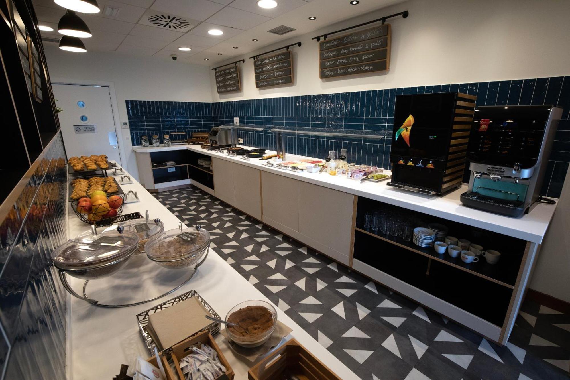 Travelodge Madrid Metropolitano Екстериор снимка