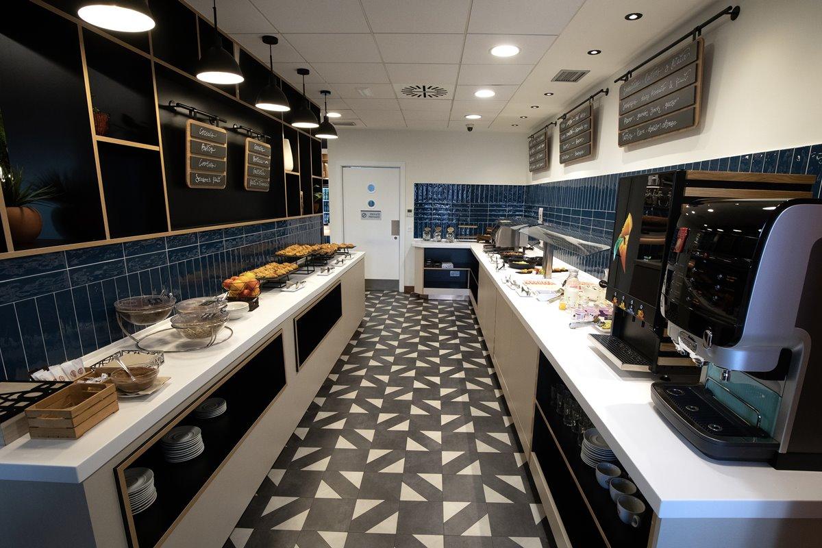 Travelodge Madrid Metropolitano Екстериор снимка